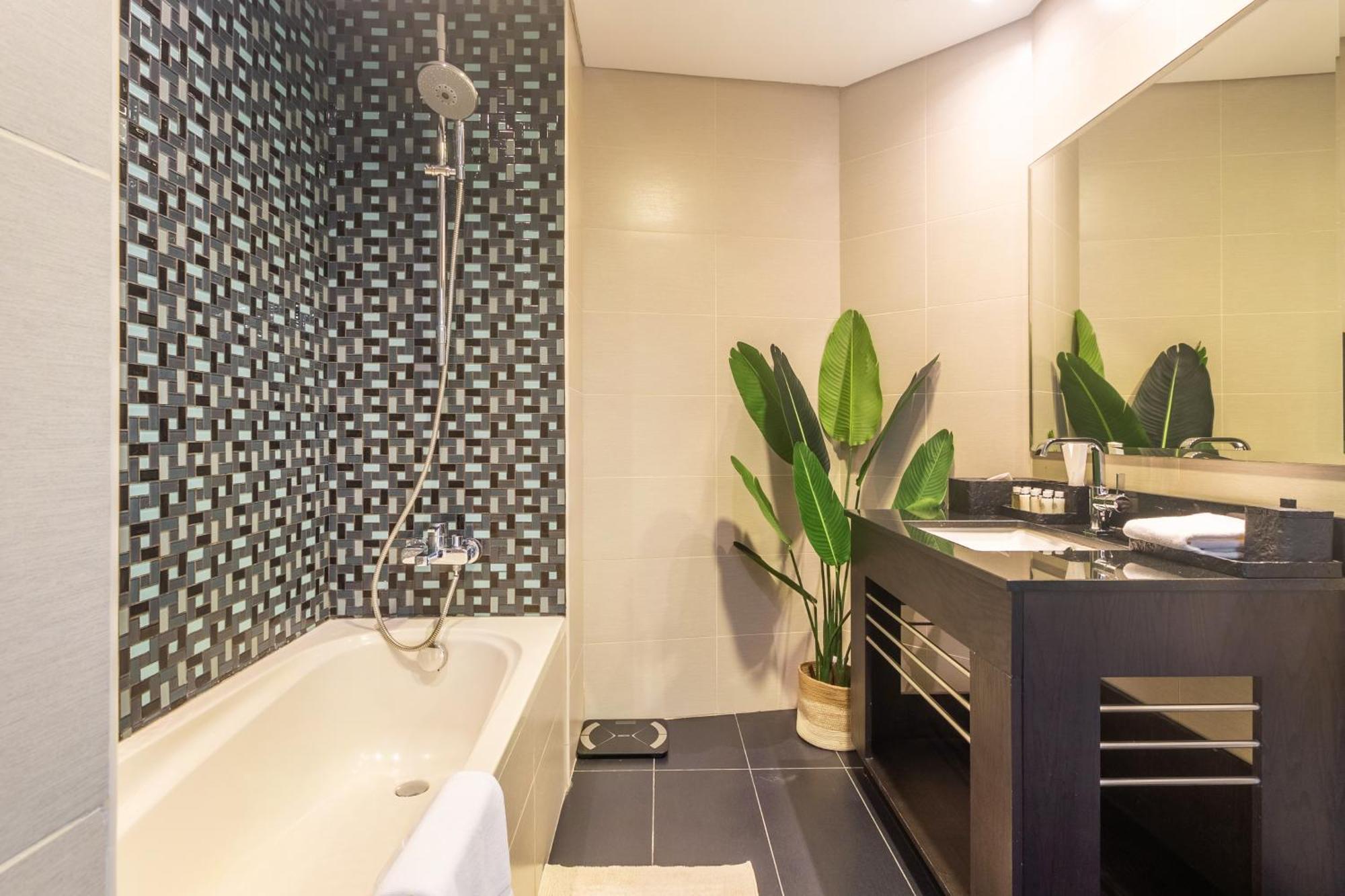Luxury 2br In Cayan Tower With Sea, Marina & Eye View Apartment *